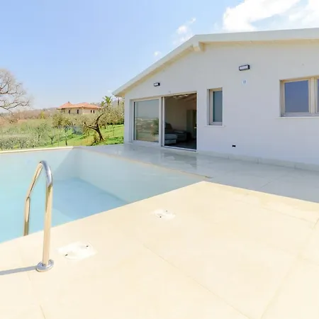 Lauri With Private Pool Villa